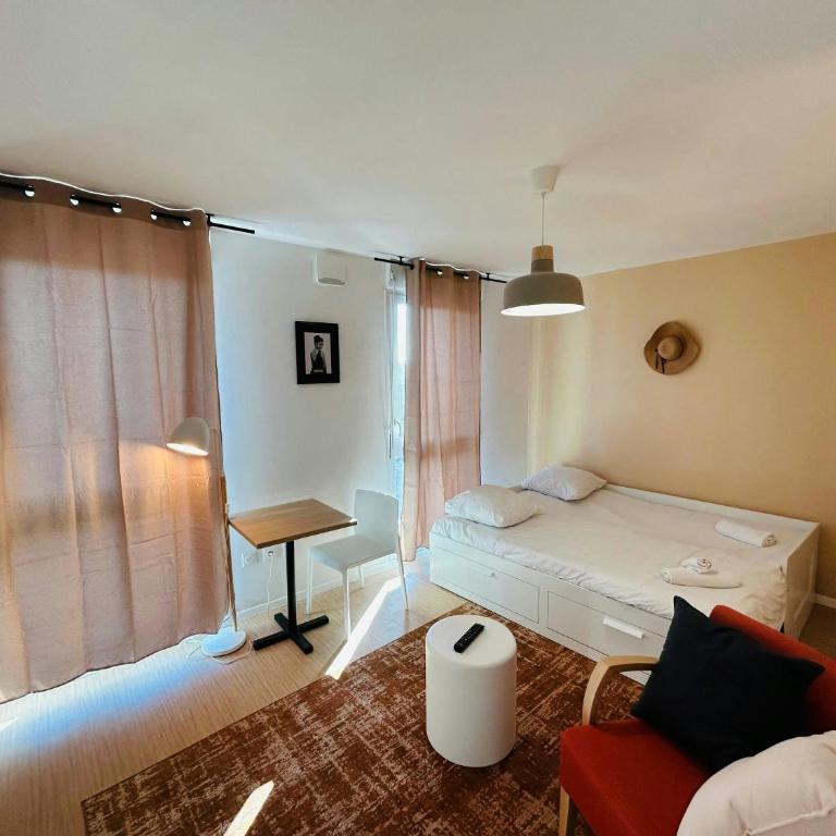 We Live In R - Suite 404 - Apartment - 10