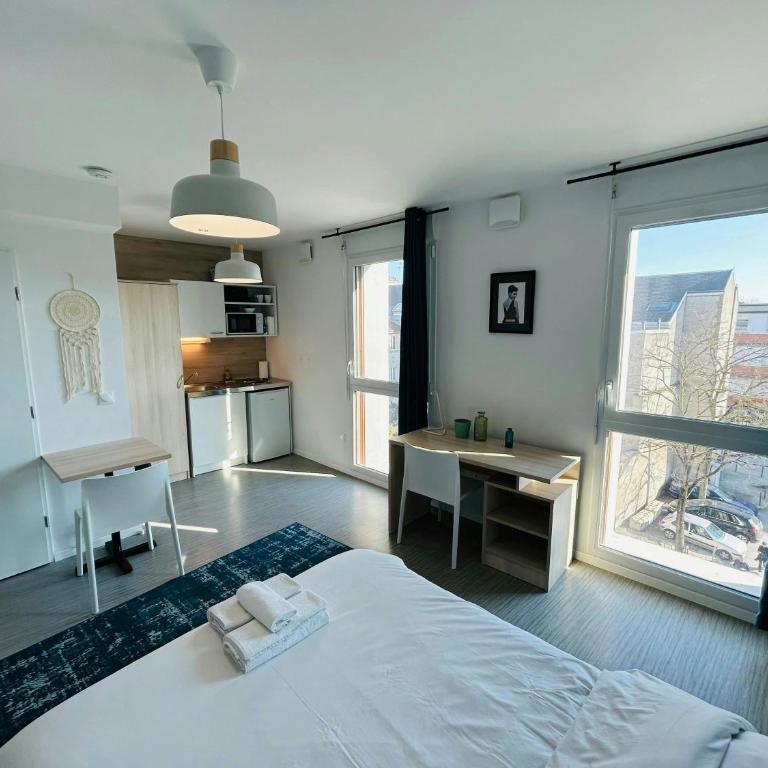 We Live In R - Suite 401 - Apartment - 11
