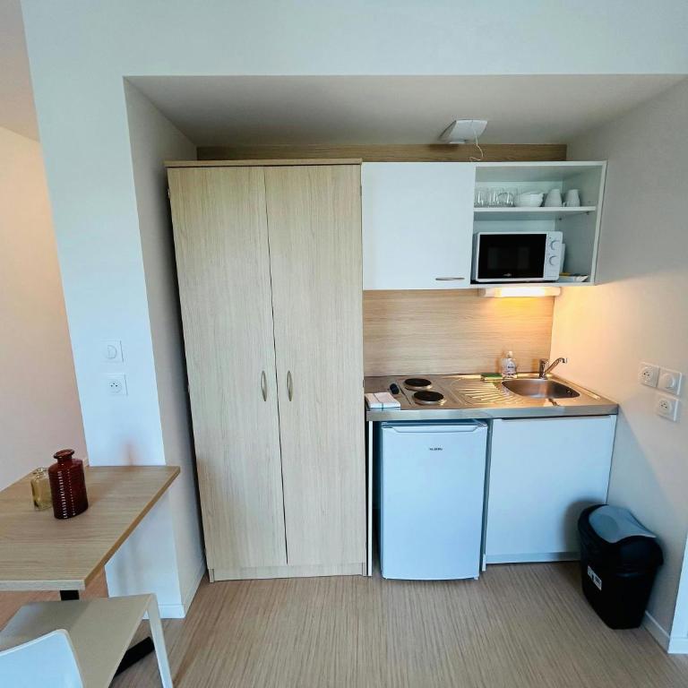 We Live In R - Suite 302 - Apartment - 6