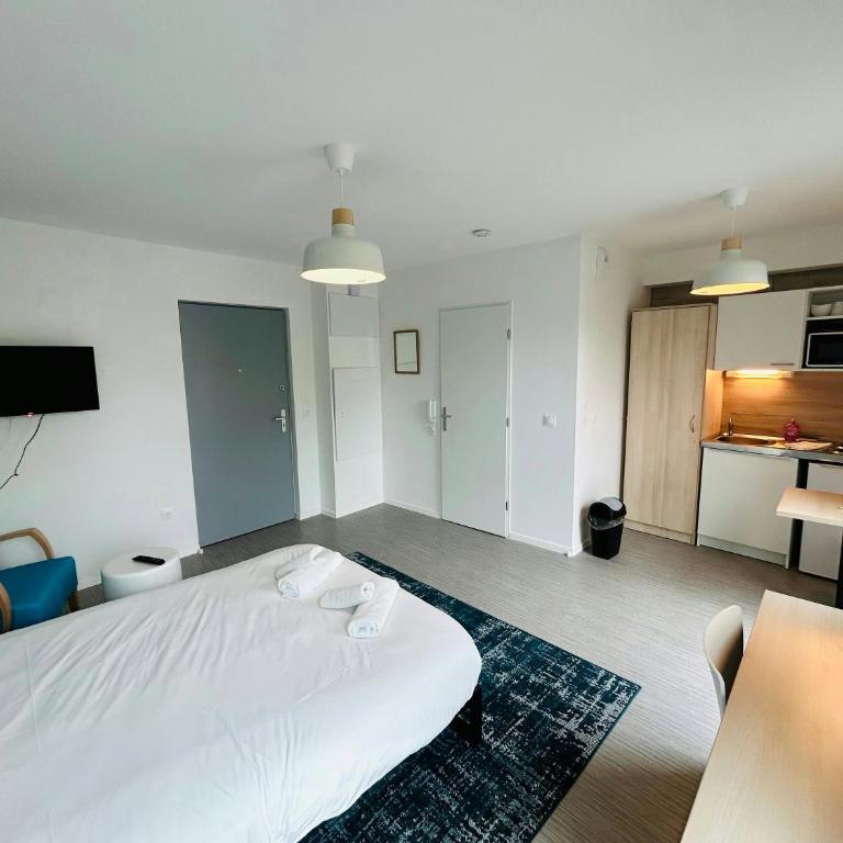 We Live In R - Suite 201 - Apartment - 1