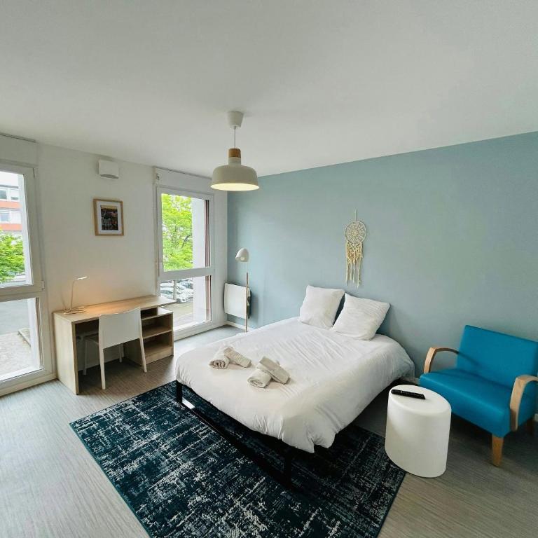 We Live In R - Suite 201 - Apartment - 4