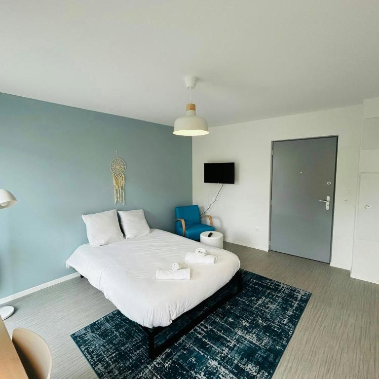 We Live In R - Suite 201 - Apartment - 5