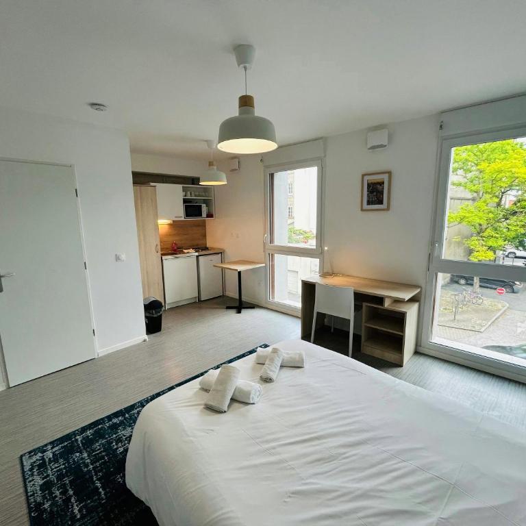 We Live In R - Suite 201 - Apartment - 6