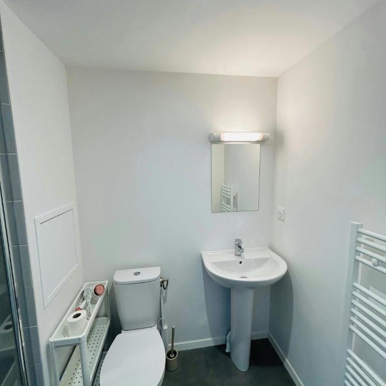 We Live In R - Suite 201 - Apartment - 8