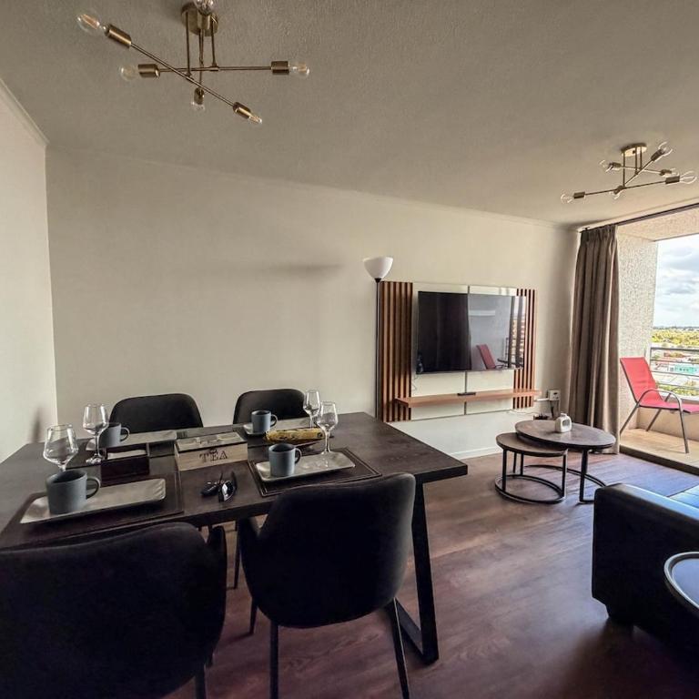 Moderno departamento en centro Talca - Estacionamiento y WiFi - Two-Bedroom Apartment with City View - 24