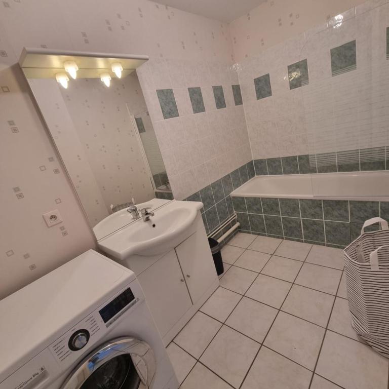 Résidence des volcans d'auvergne parking balcon WiFi lit180X200 - One-Bedroom Apartment with Garden View - 10