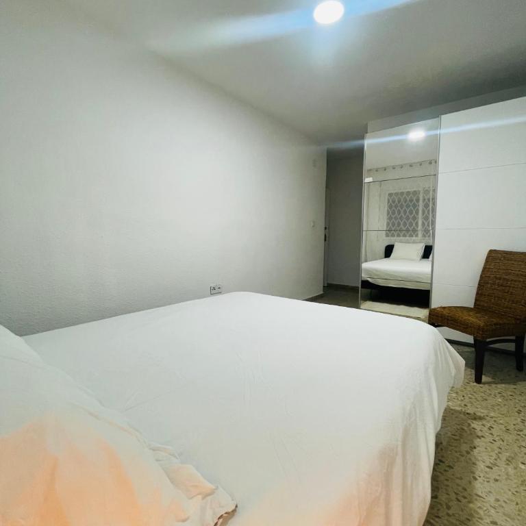 Alicante Family Home Stay PARKING - Three-Bedroom Apartment - 11