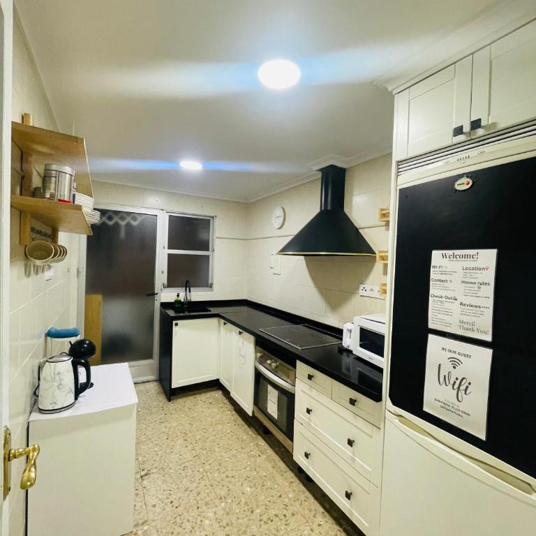 Alicante Family Home Stay PARKING - Three-Bedroom Apartment - 4