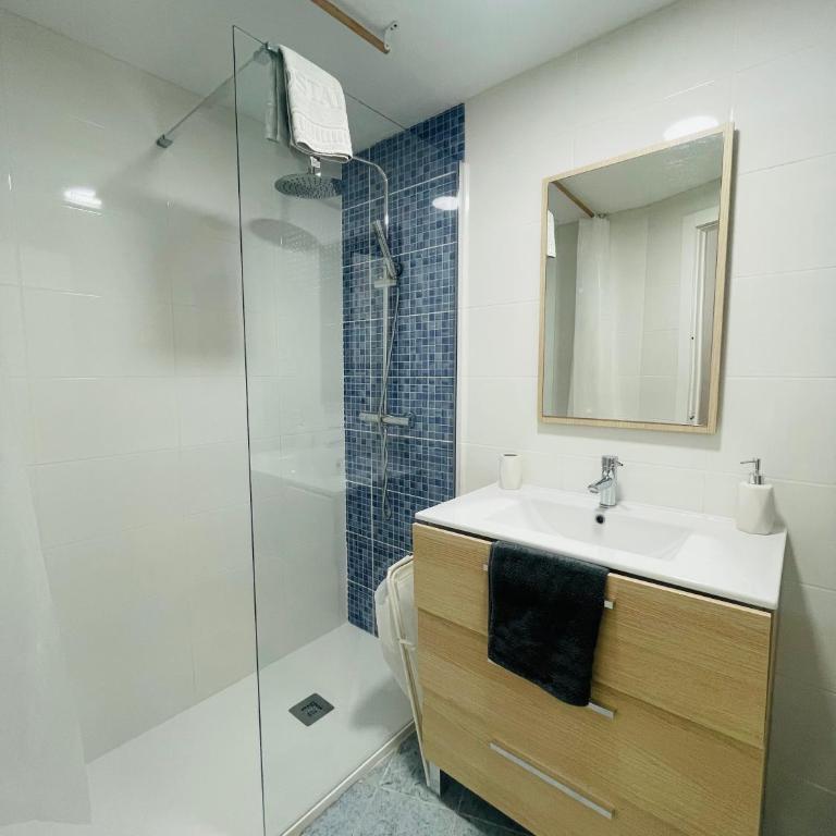 Alicante Family Home Stay PARKING - Three-Bedroom Apartment - 8