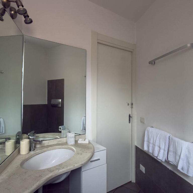Skyway apartment with private lake view terrace - Appartamento con 2 Camere da Letto - 38