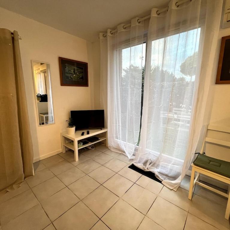 Studio avec Jardin Privé, Piscine, Tennis, Climatisation, calme - Apartment mit 1 Schlafzimmer - 9