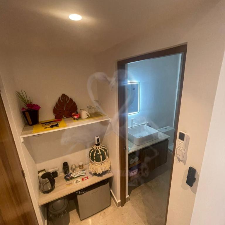 Private Suite, Walk to the Beach, Oceanview Rooftop Pool, Fast WiFi - Studio - 10