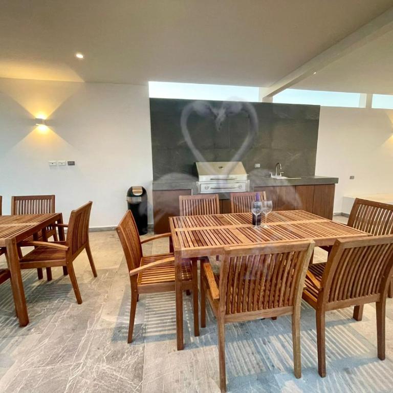 Private Suite, Walk to the Beach, Oceanview Rooftop Pool, Fast WiFi - Studio - 21