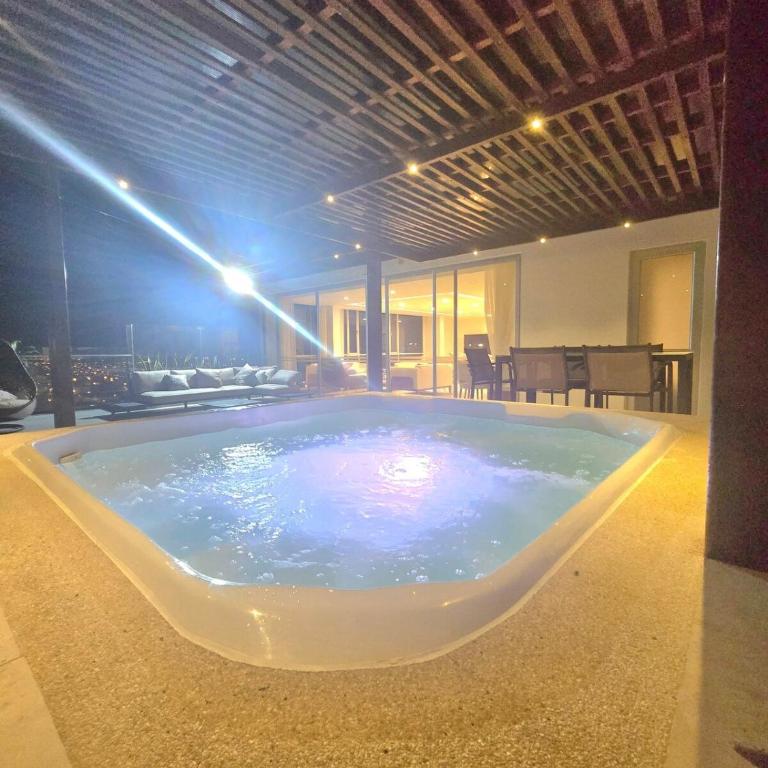 Penthouse by the sea, pool and jacuzzi - Apartment - 67