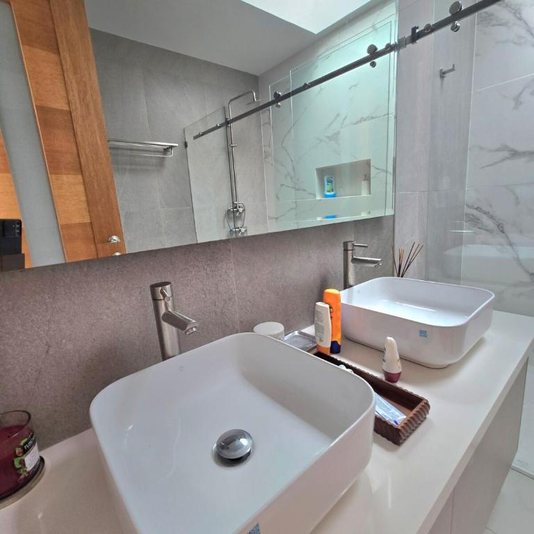 Penthouse by the sea, pool and jacuzzi - Apartment - 71
