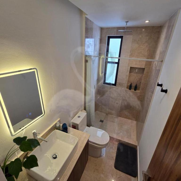 Private Suite, Walk to the Beach, Oceanview Rooftop Pool, Fast WiFi - Studio - 11