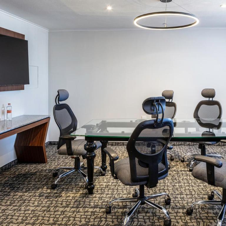 Holiday Inn Mexico City - Trade Center by IHG - Suite mit 1 Schlafzimmer mit Kingsize-Bett mit Schlafsofa - 1