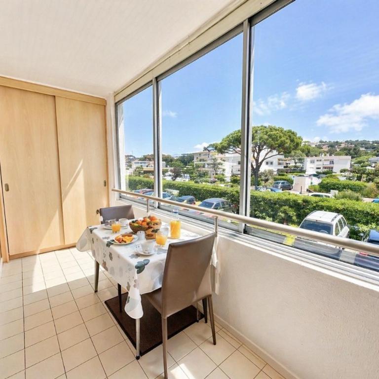 Studio-cabine avec loggia vitrée et garage privé à 200m de la plage - FR-1-338-635 - Apartment - 1