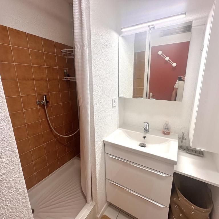Studio-cabine avec loggia vitrée et garage privé à 200m de la plage - FR-1-338-635 - Apartment - 16