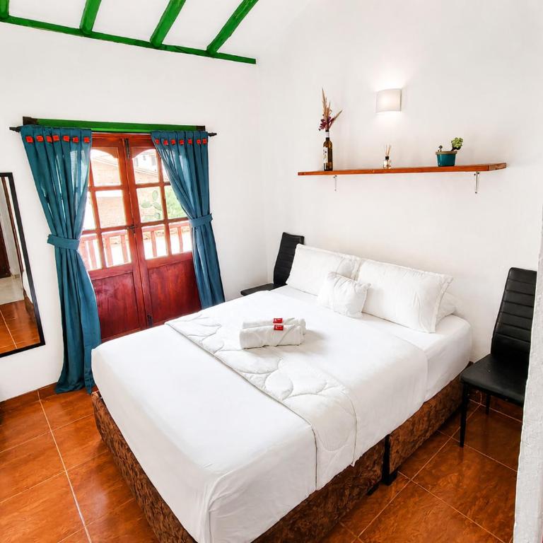 Roomii Hostel - Double Room with Balcony - 17
