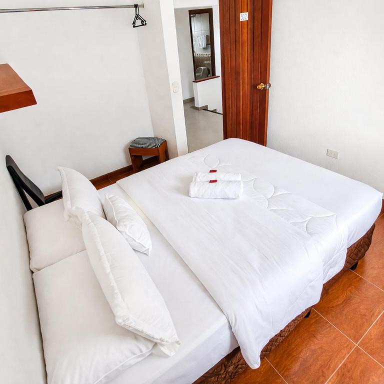 Roomii Hostel - Double Room with Balcony - 15