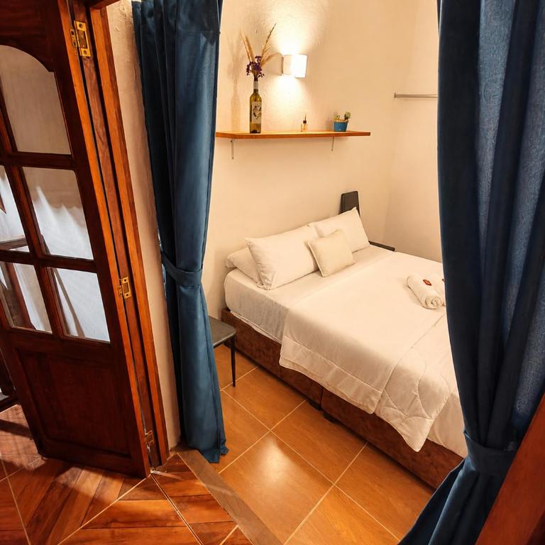 Roomii Hostel - Double Room with Balcony - 16