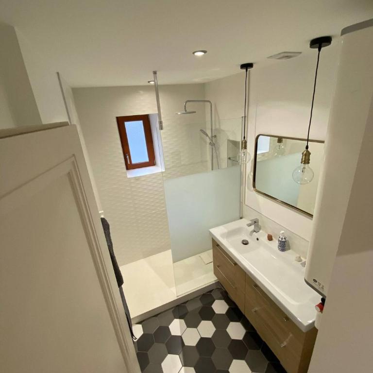 Quiet 2-bedroom apartment, parking, 5-minute walk - Two-Bedroom Apartment - 9