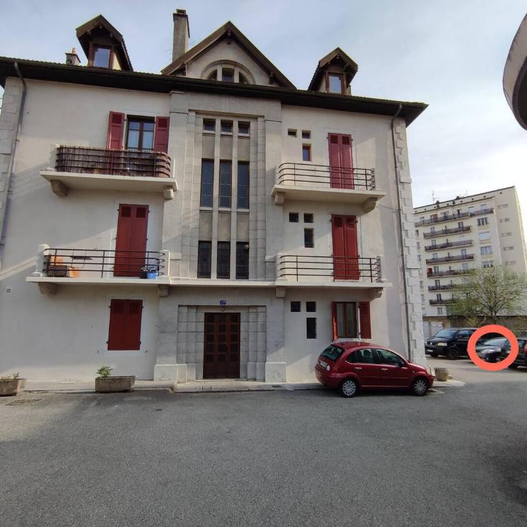 Quiet 2-bedroom apartment, parking, 5-minute walk - Two-Bedroom Apartment - 20
