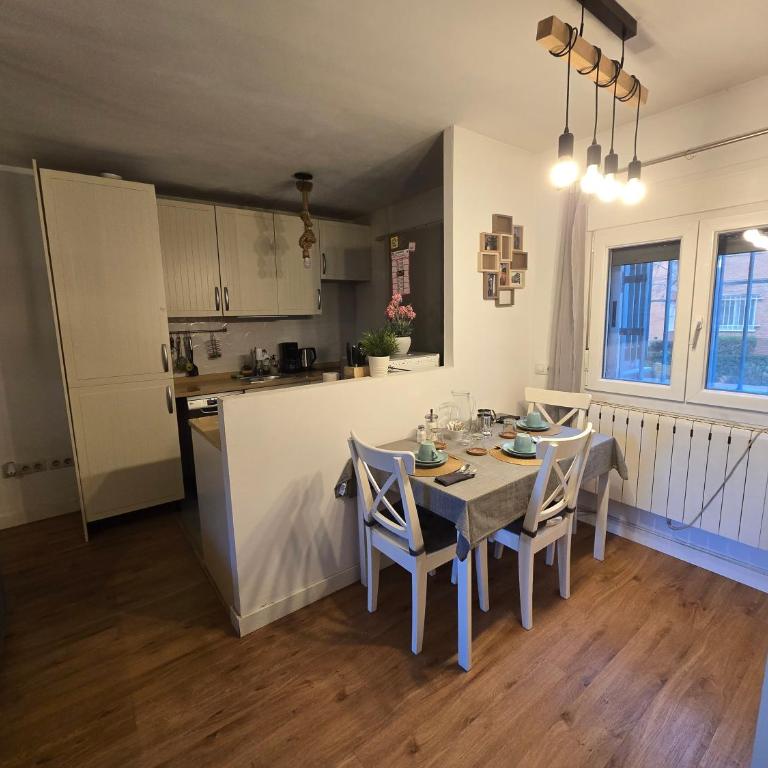 Cozy Apartment near City Center - One-Bedroom Apartment - 7
