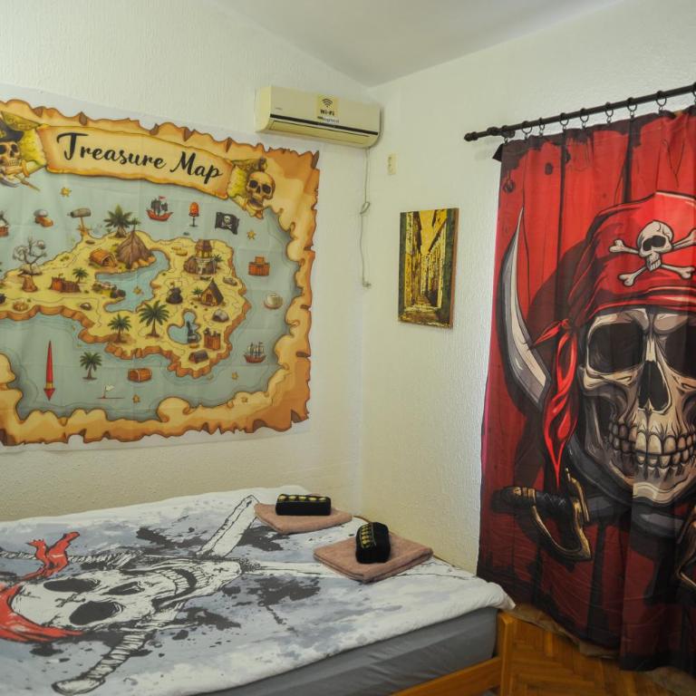 Pirate Backpackers - Double Room with Balcony - 3