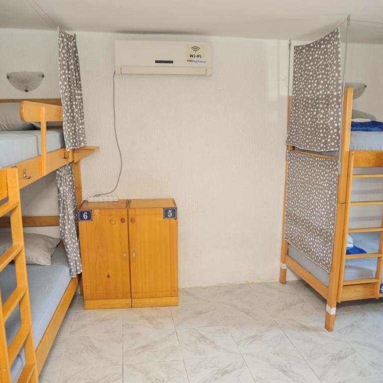 Pirate Backpackers - Bed in 6-Bed Mixed Dormitory Room - 1
