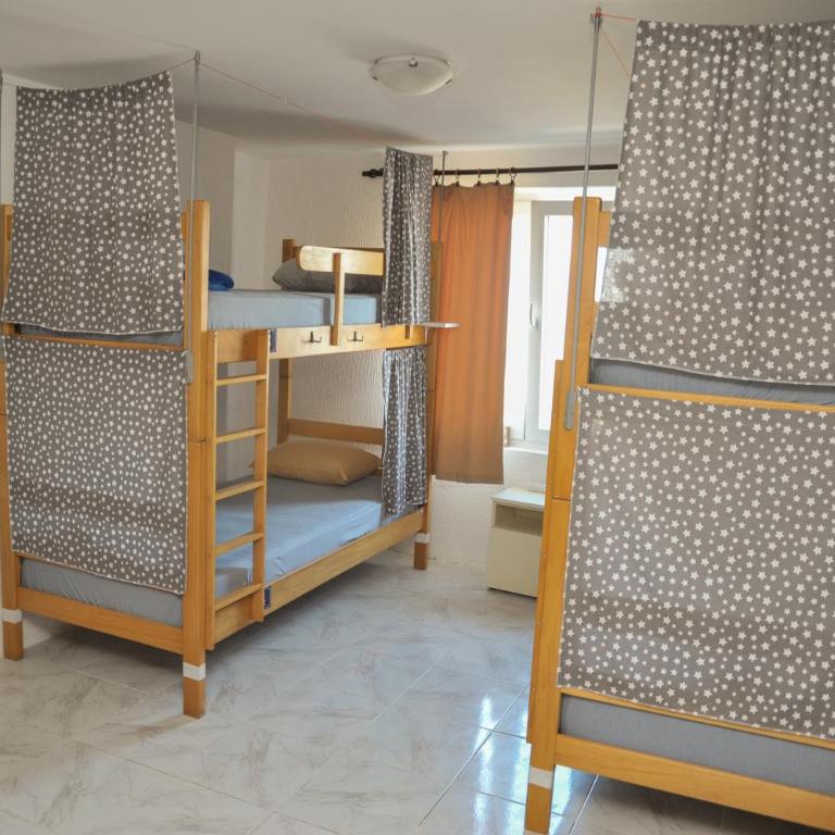 Pirate Backpackers - Bed in 4-Bed Mixed Dormitory Room - 1
