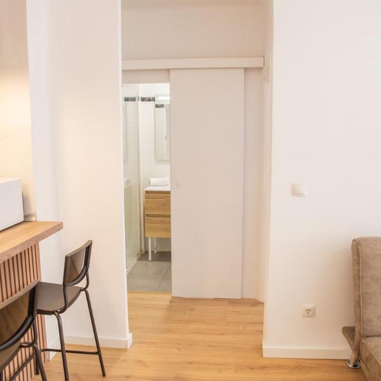 Stylish 2BR Apt I 2 min Station I Walk to Center - Apartamento de 2 dormitorios - 16
