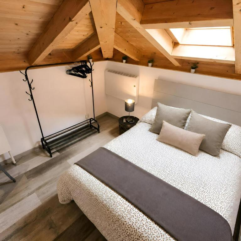 Buhardilla con encanto en el Corazón del Casco Histórico de Burgos - Apartamento de 1 dormitorio - 2