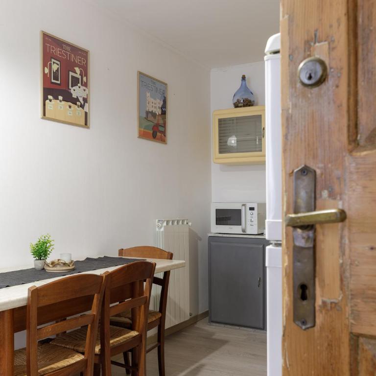 Pietra, legno e versi, casa Carducci a Trieste - Appartamento con 1 Camera da Letto - 7