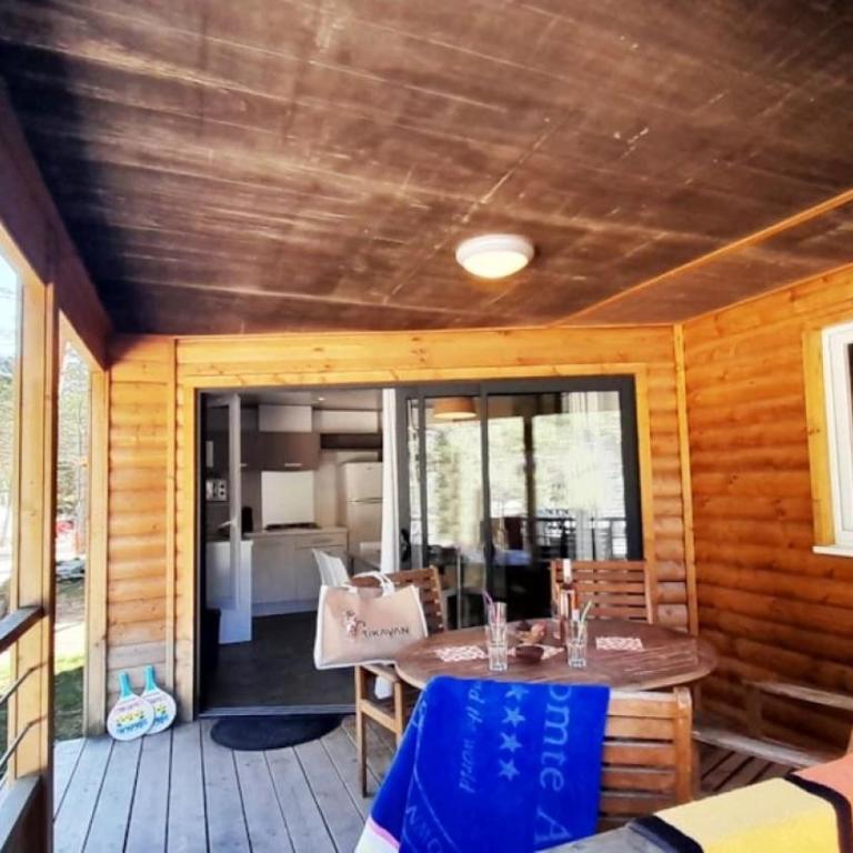 ZEcamping 2 étoiles avec piscine restaurant vue sur le village de Saint Auban - Chalet - 10