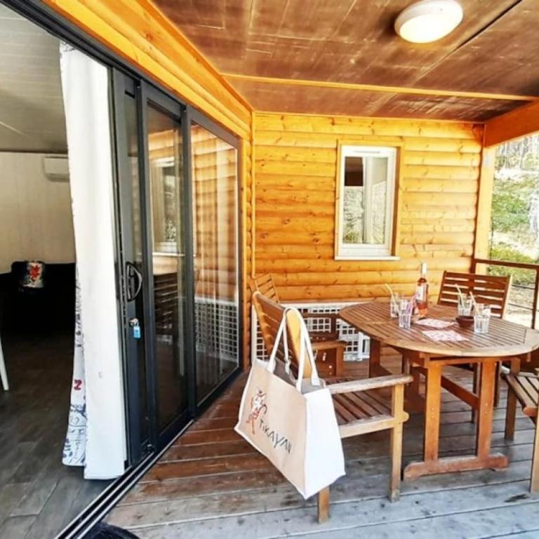 ZEcamping 2 étoiles avec piscine restaurant vue sur le village de Saint Auban - Chalet - 9