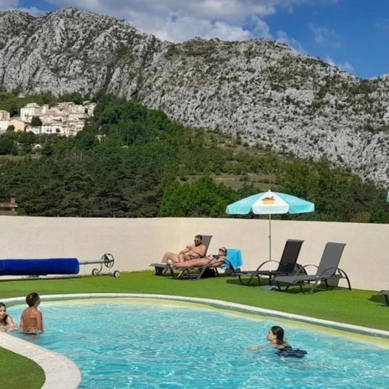 ZEcamping 2 étoiles avec piscine restaurant vue sur le village de Saint Auban - Chalet - 2