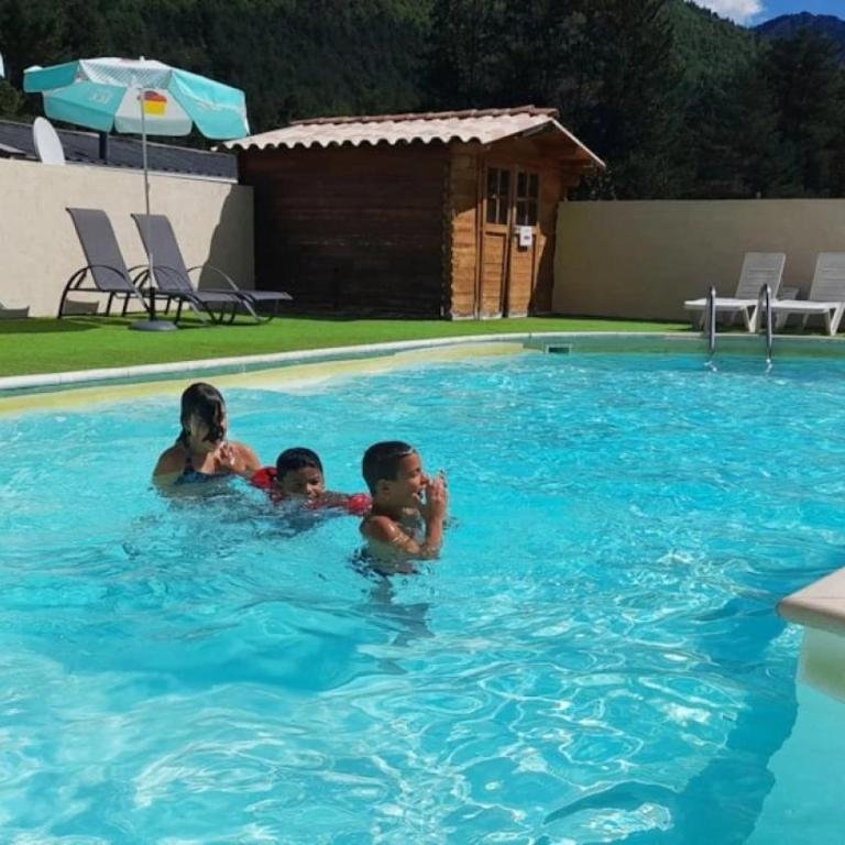 ZEcamping 2 étoiles avec piscine restaurant vue sur le village de Saint Auban - Chalet - 16