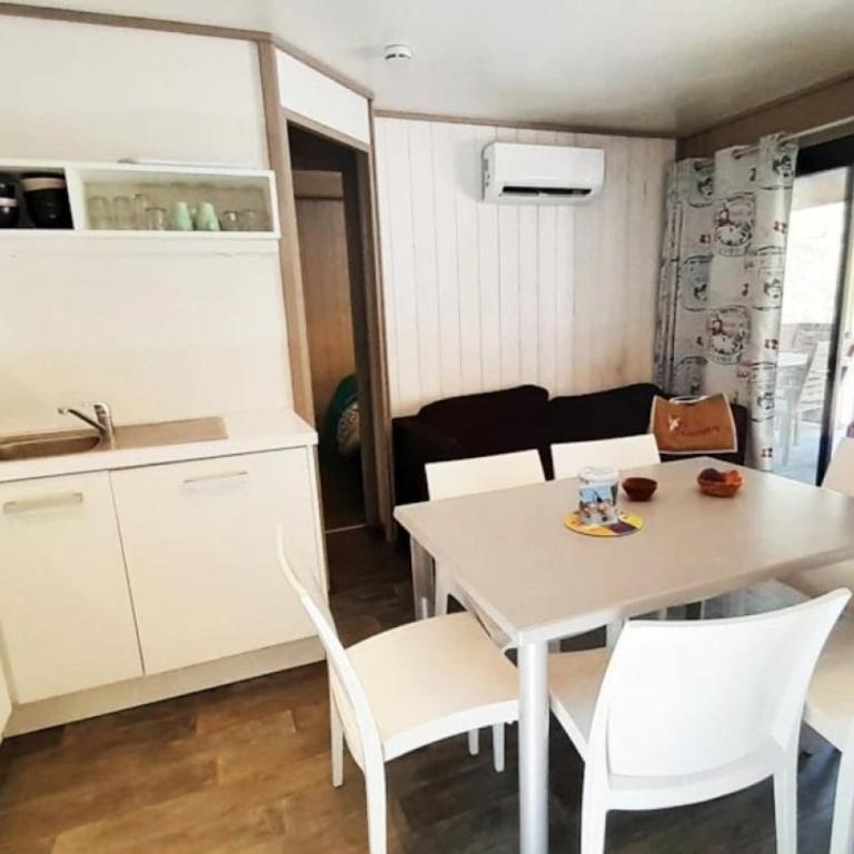 ZEcamping 2 étoiles avec piscine restaurant vue sur le village de Saint Auban - Chalet - 18