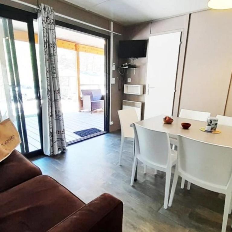 ZEcamping 2 étoiles avec piscine restaurant vue sur le village de Saint Auban - Chalet - 19