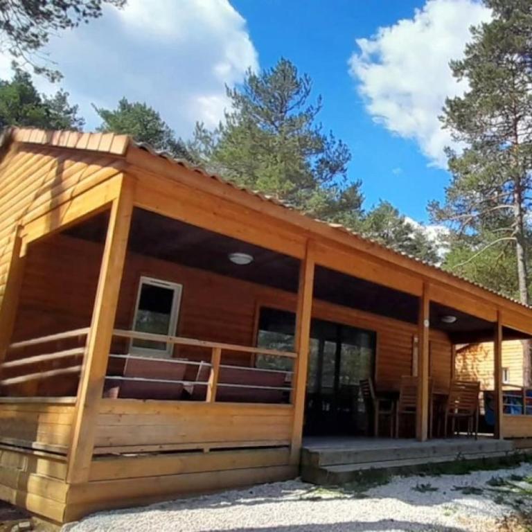 ZEcamping 2 étoiles avec piscine restaurant vue sur le village de Saint Auban - Chalet - 17
