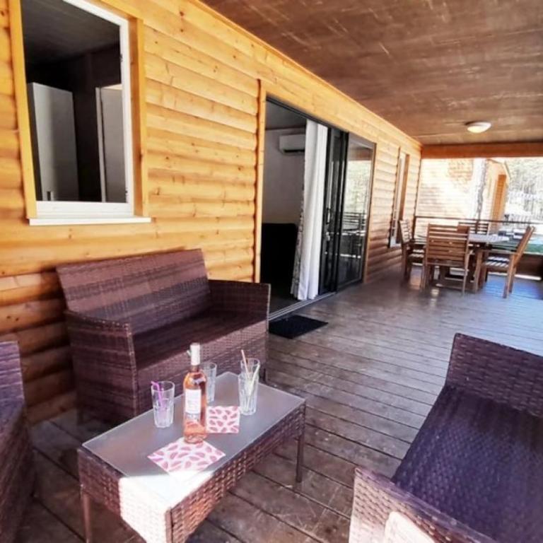 ZEcamping 2 étoiles avec piscine restaurant vue sur le village de Saint Auban - Chalet - 20
