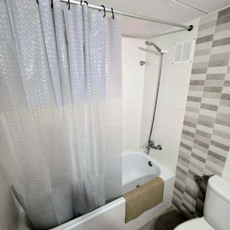 Peaceful Corner Studio near the Beach - One-Bedroom Apartment - 4