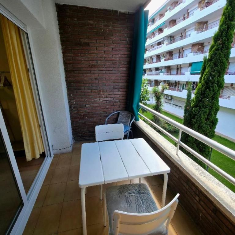 Peaceful Corner Studio near the Beach - One-Bedroom Apartment - 8