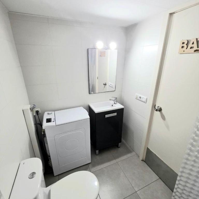 Peaceful Corner Studio near the Beach - One-Bedroom Apartment - 10