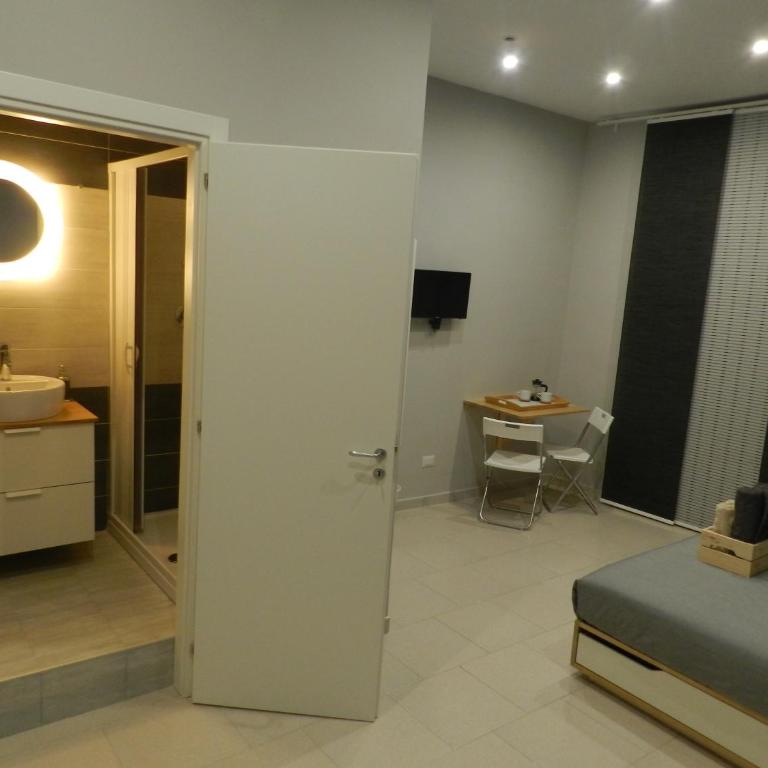 Mola Rooms - Family Room with Private Bathroom - 10