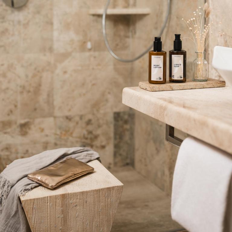 Falkensteiner Resort Capo Boi - Suite Familiare con Balcone e Vista Parco - 6