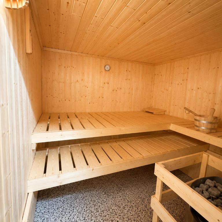 CROWN LIVING Holiday Home "Zum Klettersteig" Bürs, up to 18 guests - Sauna - Climbing Wall - Ski & Bike Storage - Highspeed Wifi - Free Parking - Casa con 6 Camere da Letto - 2