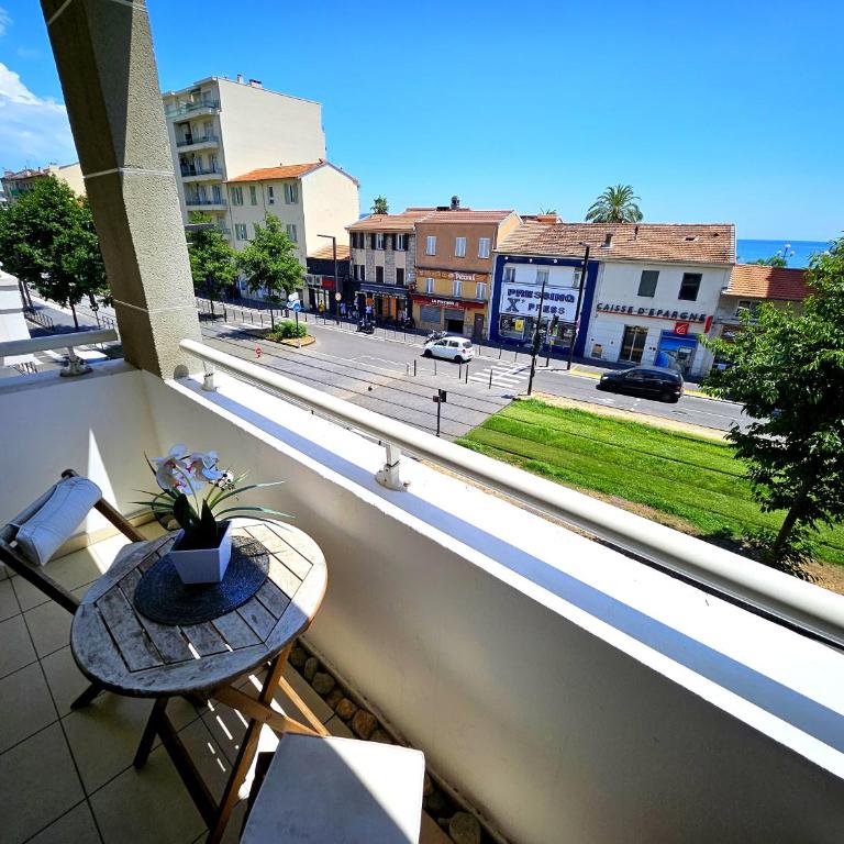 Cosy T2 1-Min Walk to Promenade des anglais & Beach, Sea View - Appartement avec Vue et Balcon - 2